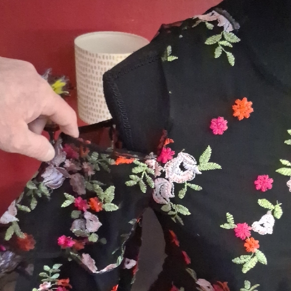 Chic Floral Embroidered Blouse - Picture 2 of 5